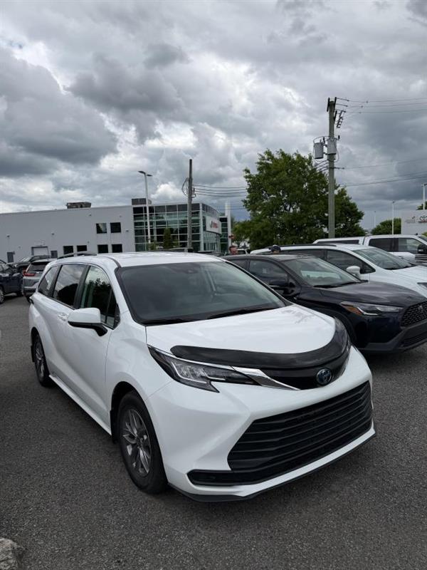 2022 Toyota Sienna LE 8-Passenger FWD