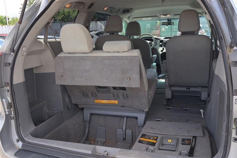 toyota Sienna 2011 - 7