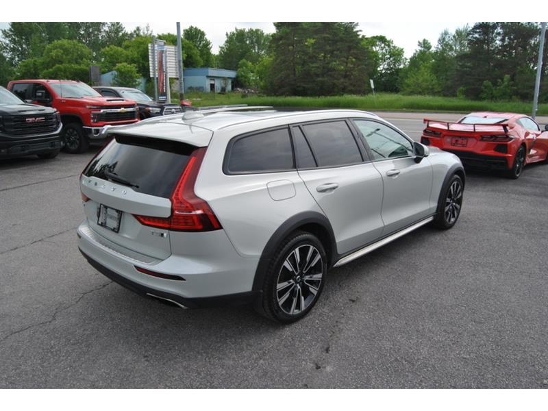 2022 Volvo V60 - Image 5