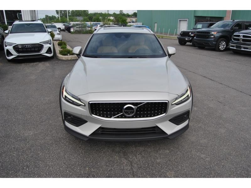 2022 Volvo V60 - Image 8