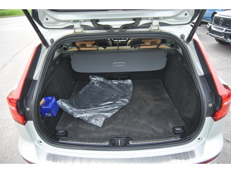 2022 Volvo V60 - Image 11