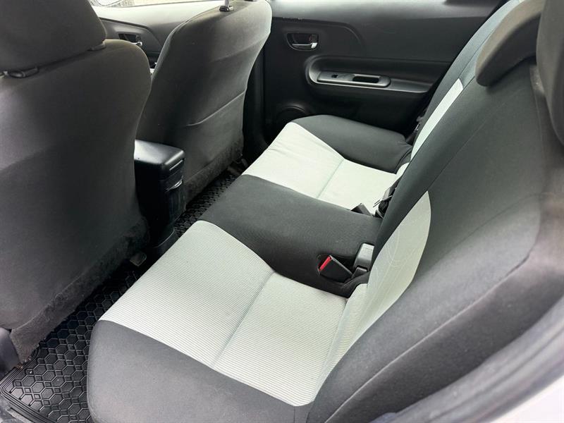 toyota Prius c 2017 - 15