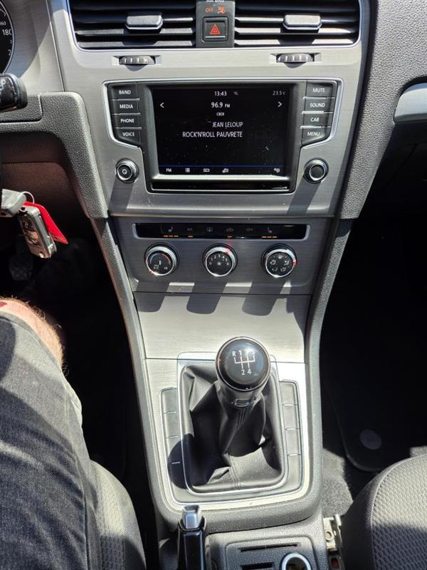 2017 Volkswagen Golf - Image 20