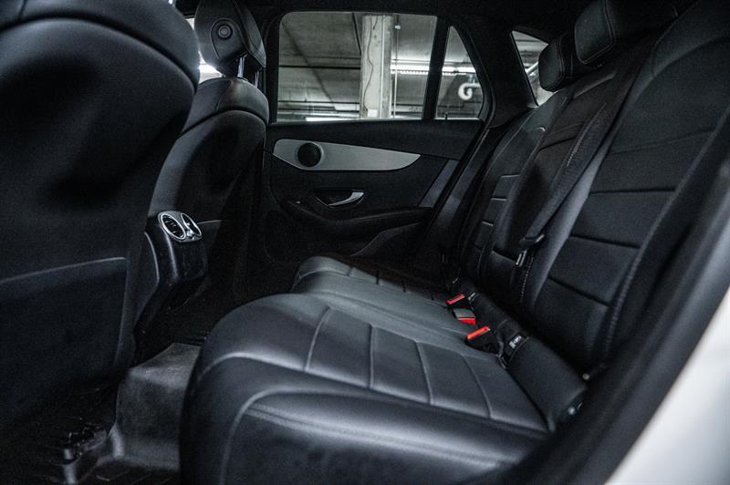 mercedes-benz GLC300 2022 - 35