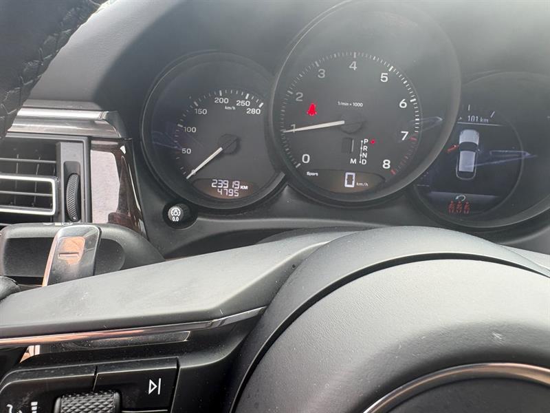 2025 Porsche Macan - Image 9