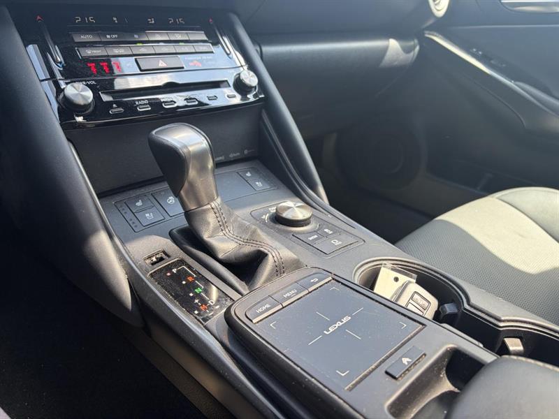 lexus IS 300 2021 - 12