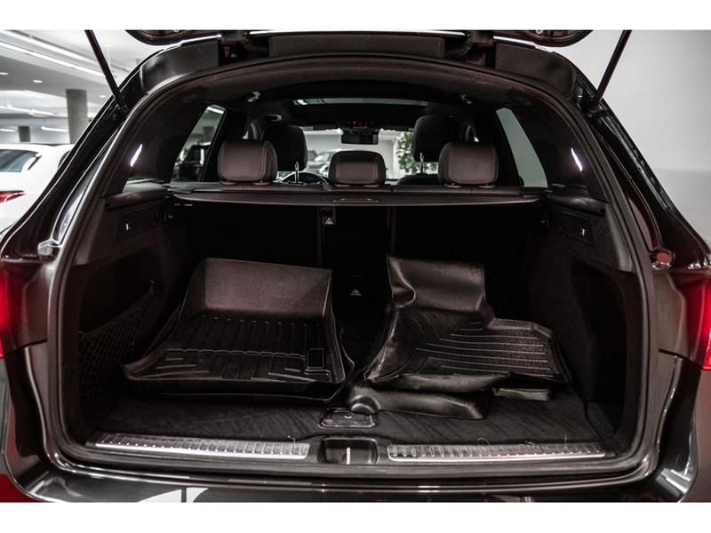 mercedes-benz GLC300 2022 - 9