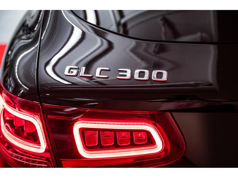 mercedes-benz GLC300 2022 - 8