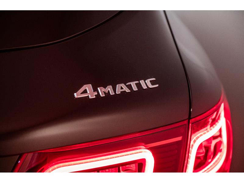 mercedes-benz GLC300 2022 - 9