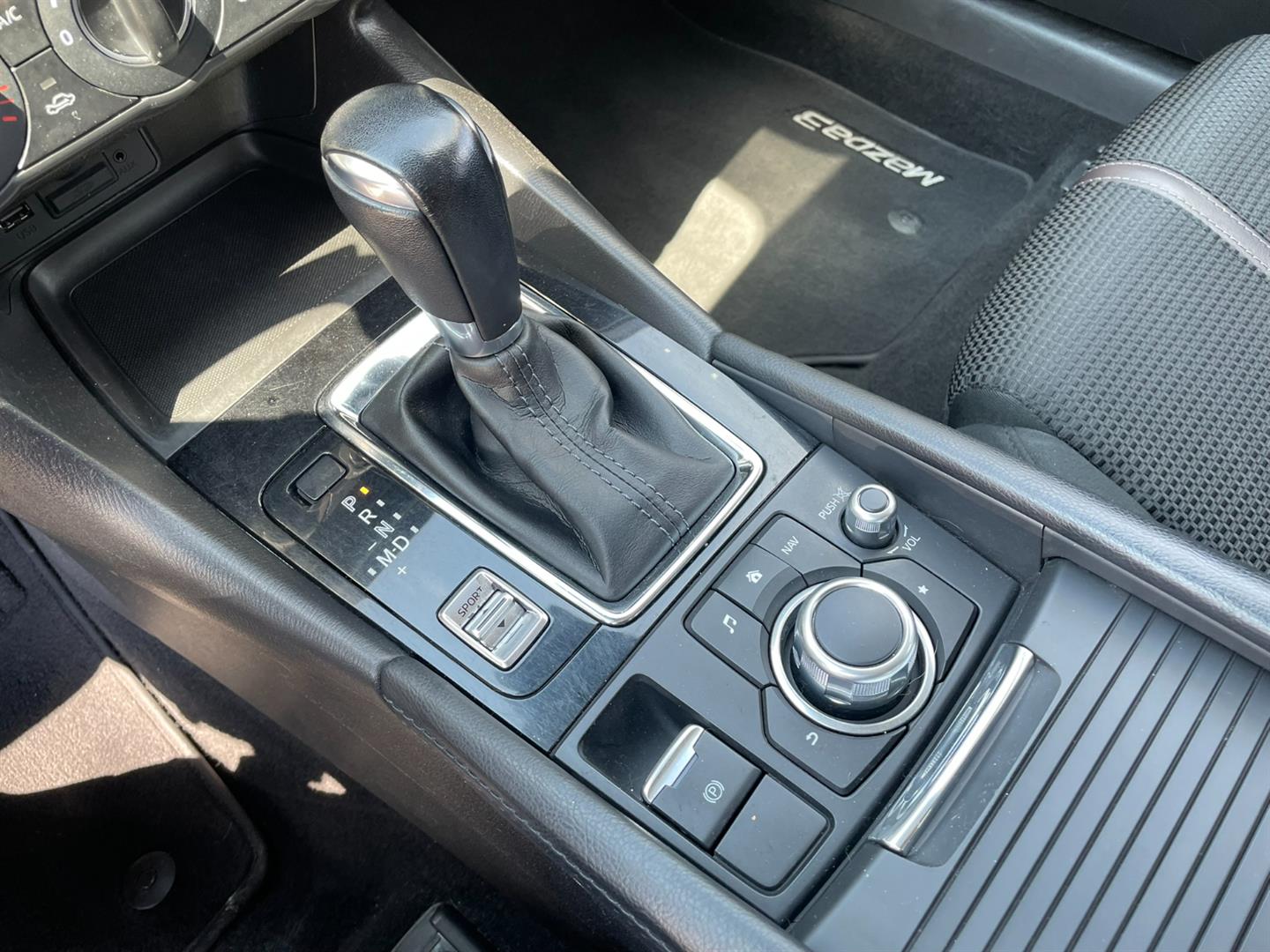 mazda Mazda3 2017 - 12