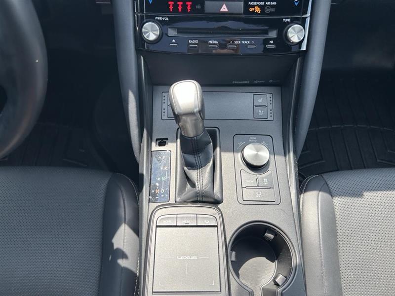 lexus IS 300 2021 - 24