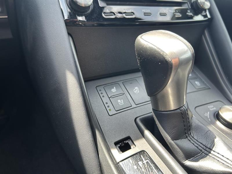 lexus IS 300 2021 - 25