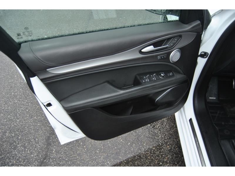alfa romeo Stelvio 2022 - 12