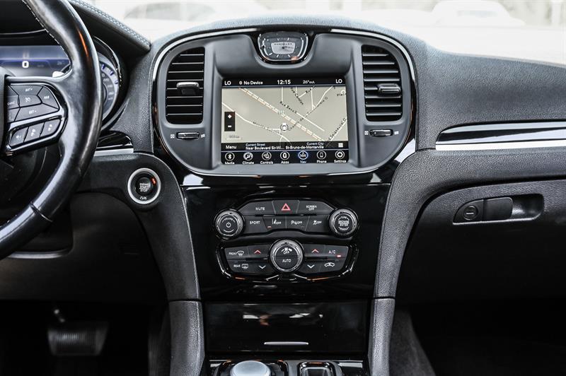 chrysler 300 2022 - 29