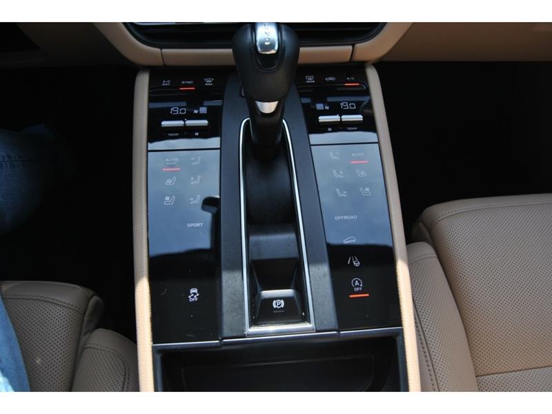 2024 Porsche Macan - Image 20