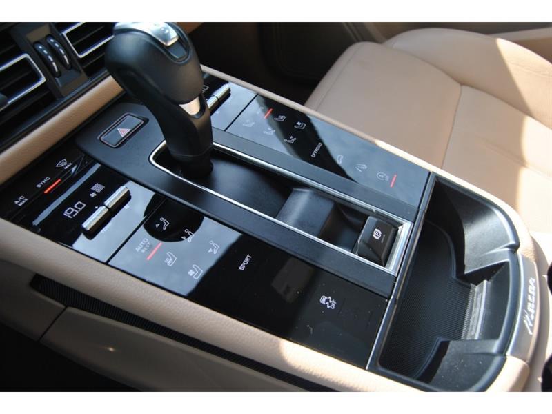 2024 Porsche Macan - Image 21