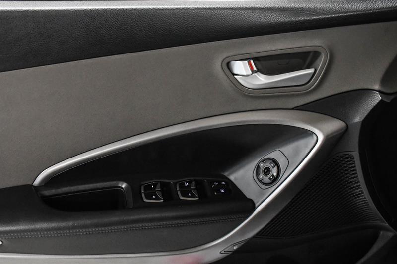 2015 Hyundai Santa Fe - Image 17