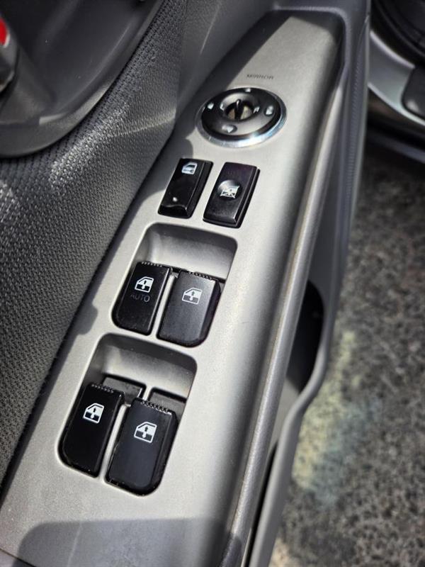 2011 Hyundai Santa Fe - Image 17