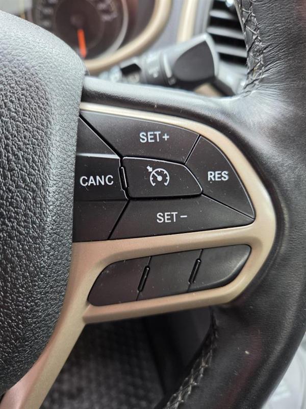 2017 Jeep Grand Cherokee - Image 18