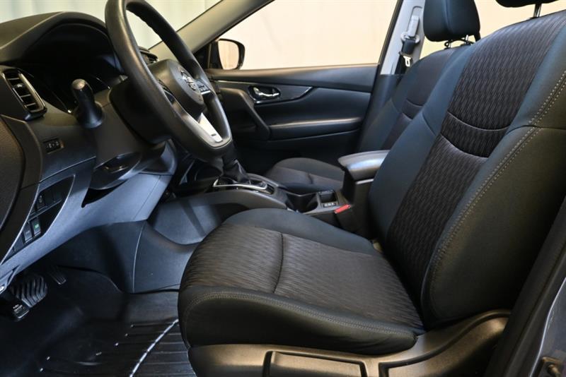 2017 Nissan Rogue - Image 16