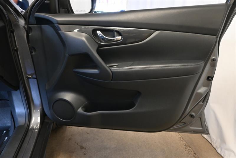 2017 Nissan Rogue - Image 28