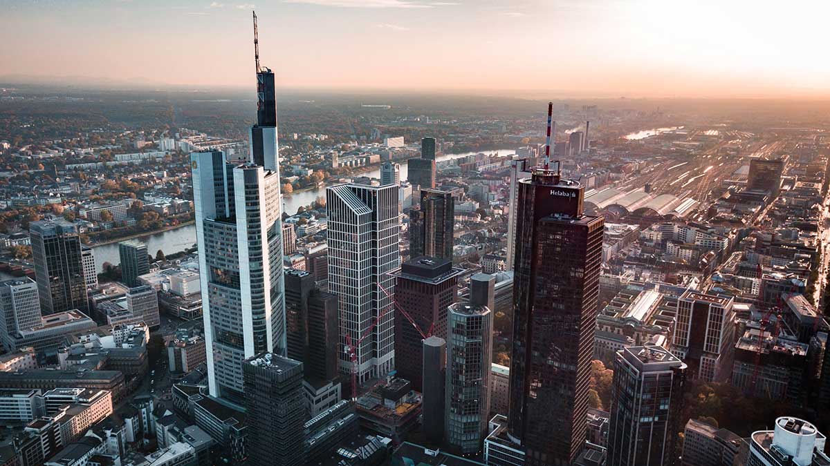 https://s3.amazonaws.com/a.storyblok.com/f/270183/137815/3c1e054103/frankfurt.jpg