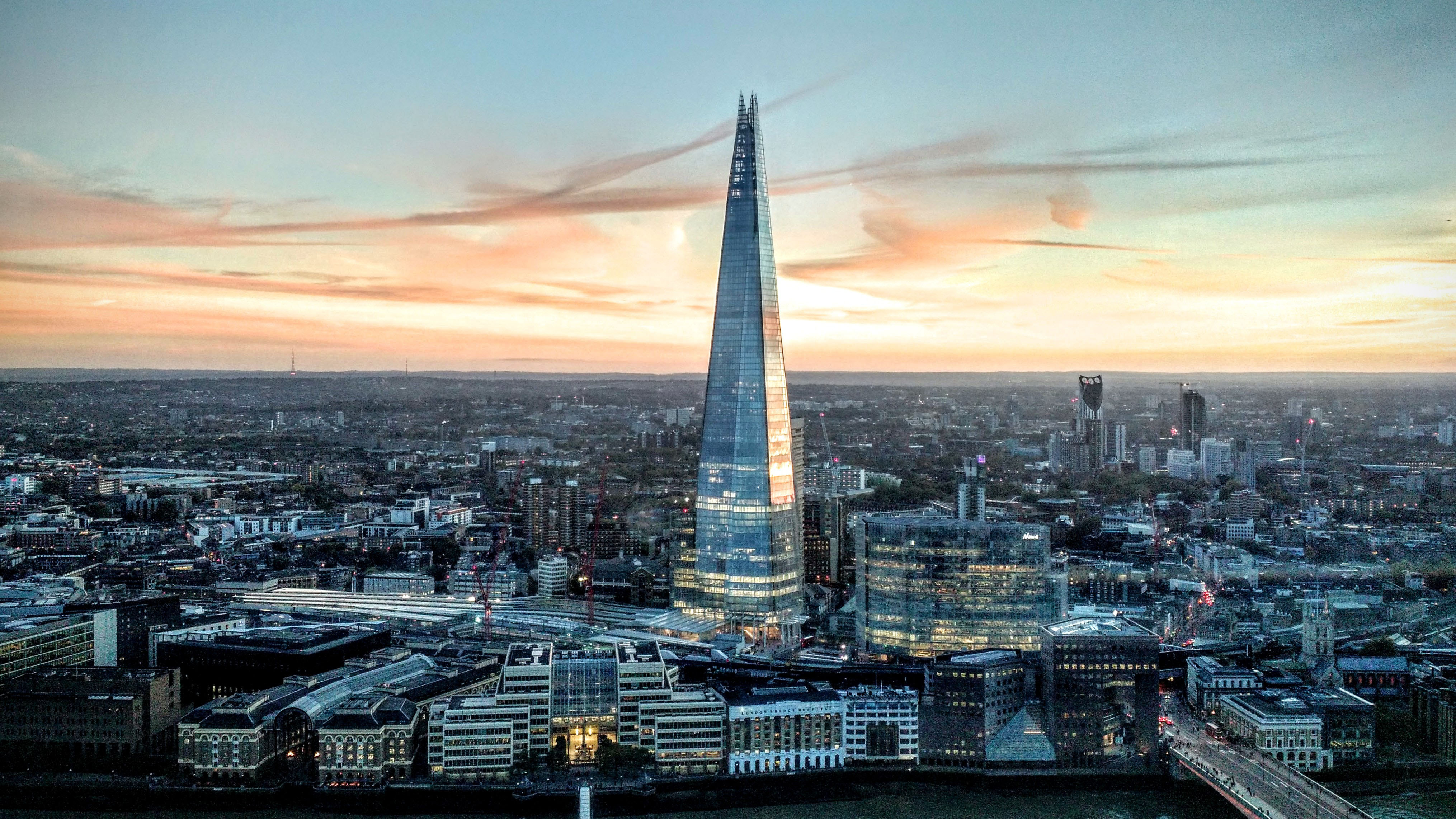 https://s3.amazonaws.com/a.storyblok.com/f/270183/1739503/f5d809872b/london.jpg
