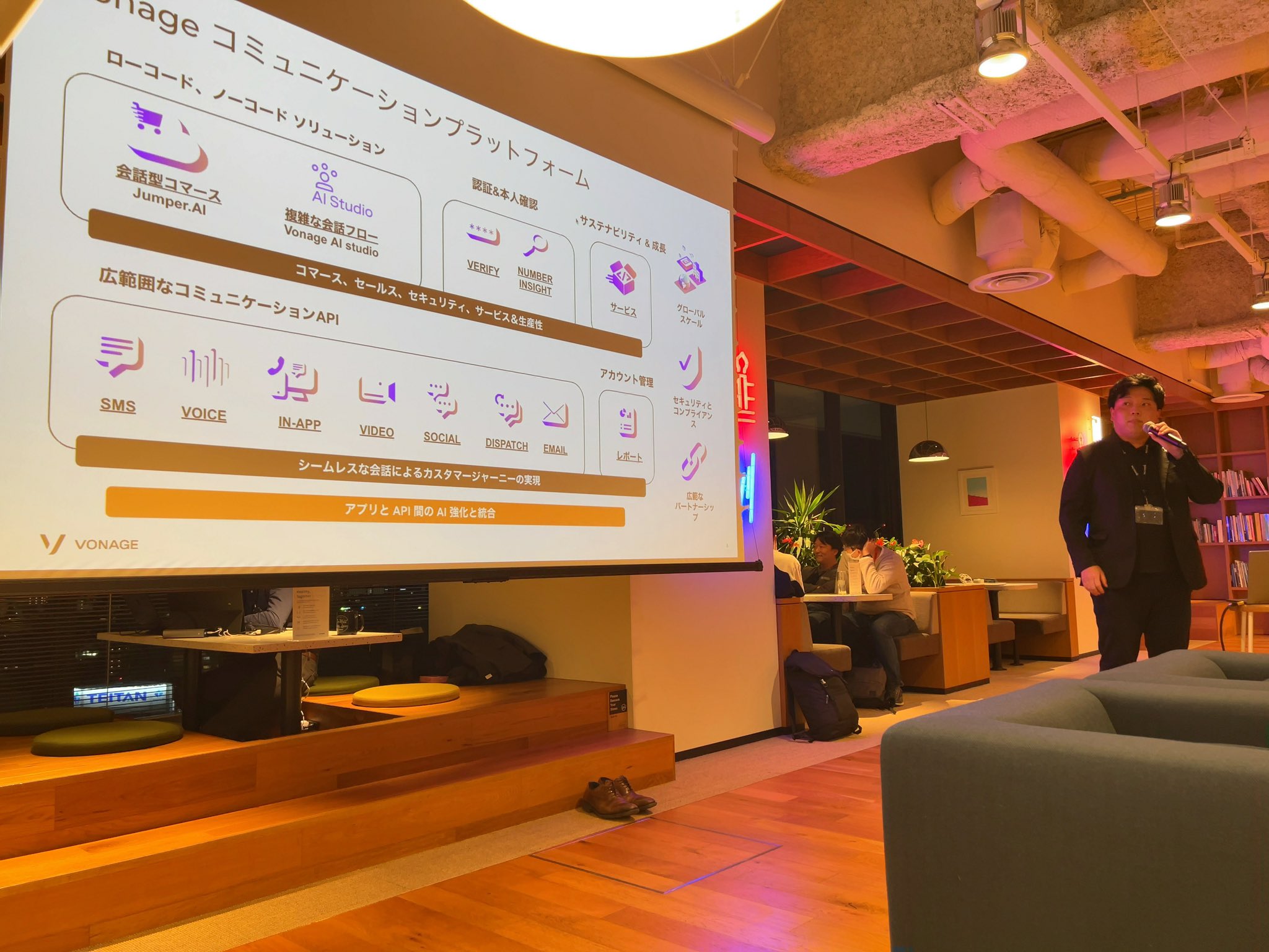 Hiroya Yamaguchi giving a talk