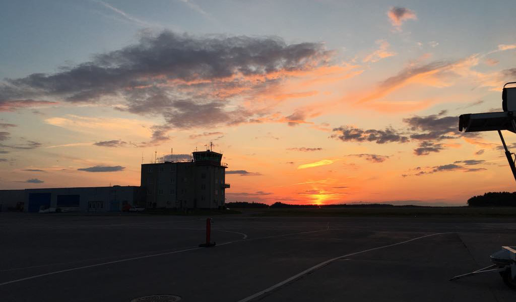 https://s3.amazonaws.com/a.storyblok.com/f/270183/80022/44477173a5/airport-1.jpg