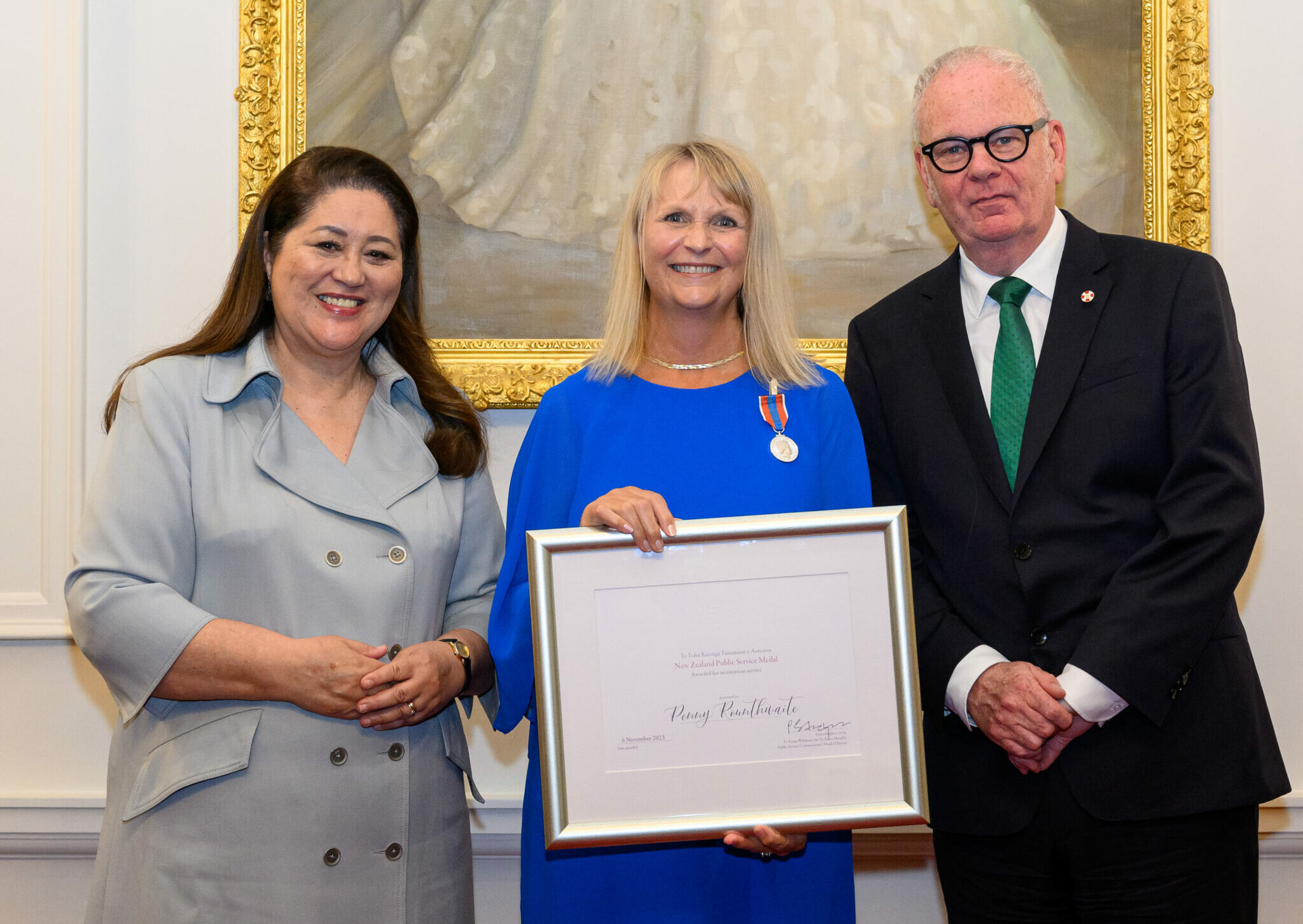 ANZSOG alumni Penny Rounthwaite (centre) receiving her New Zealand Public Service Medal from the country’s Governor-General Cindy Kiro and Te Kawa Mataaho Public Service Commission Head of Service Peter Hughes.