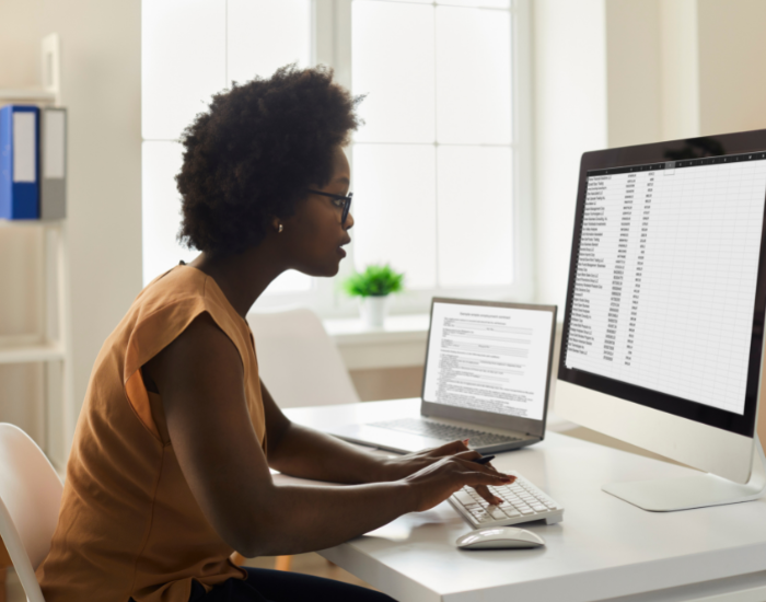 Diese_Frau_arbeitet_an_einer_Stammdatentabelle_01