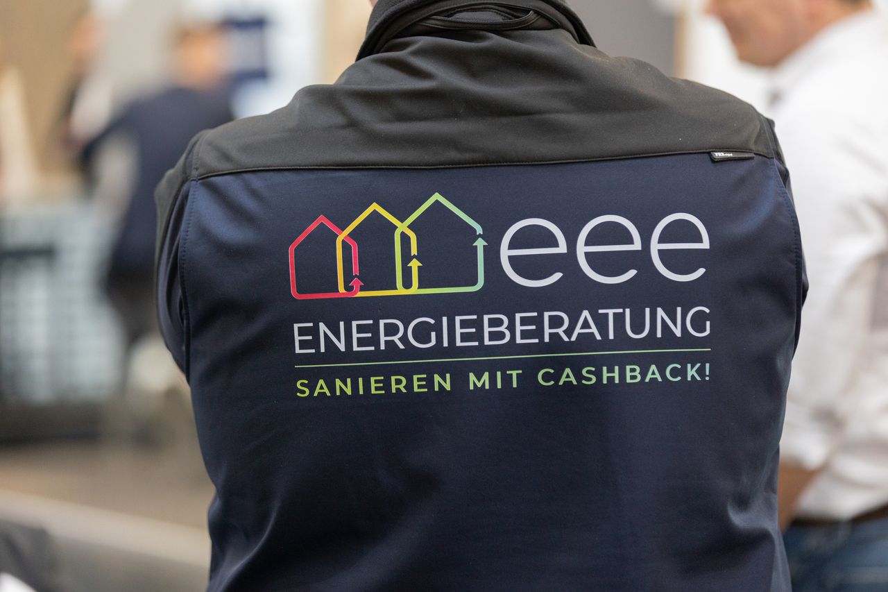 Messefoto der eee-Energieberatung mit Logo auf einer Jacke