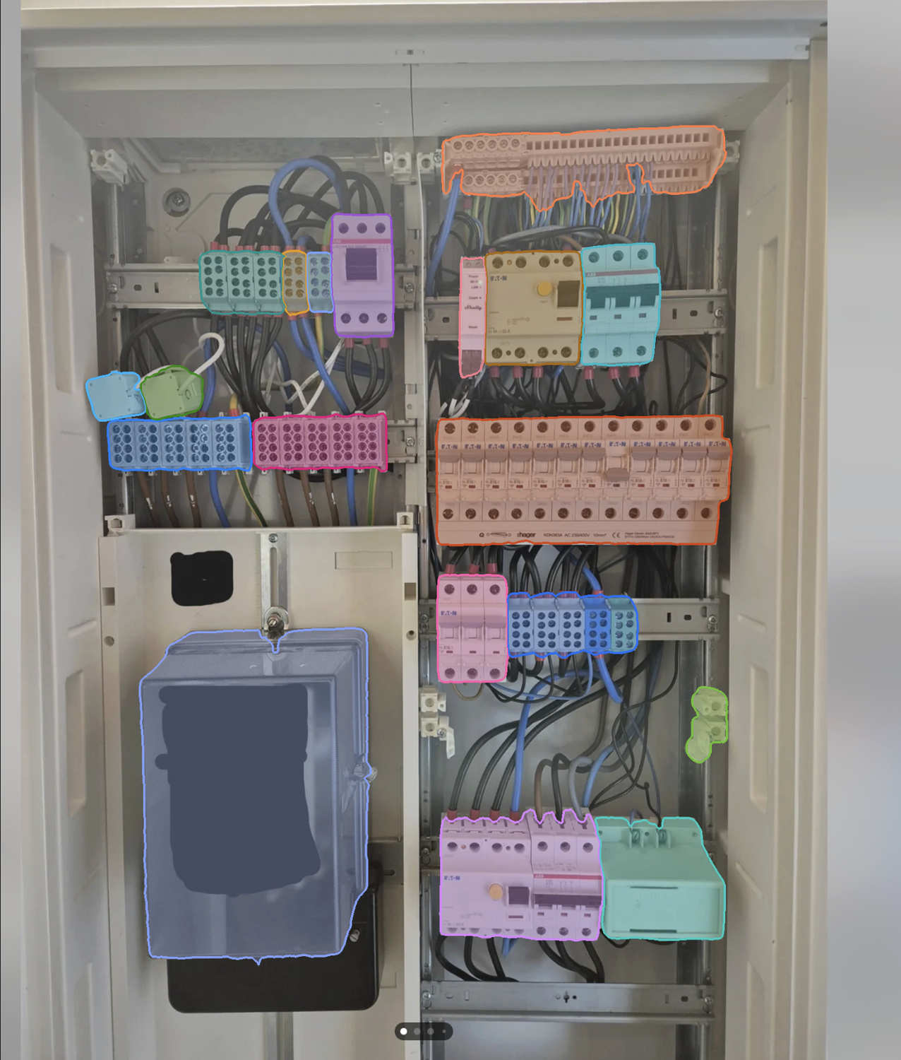 Meta SAM 3 markiert elektrische Komponenten in einem geöffneten Schaltschrank