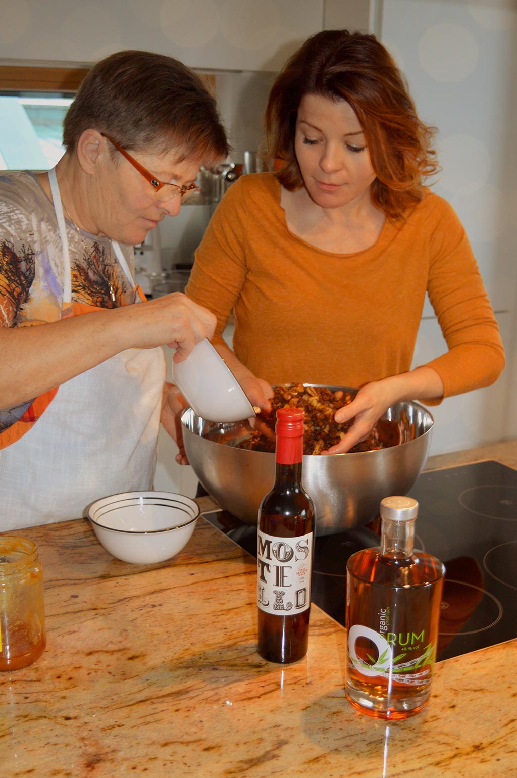 Doris Farthofer bäckt Kletzenbrot mit Mama Gertraud Hausberger