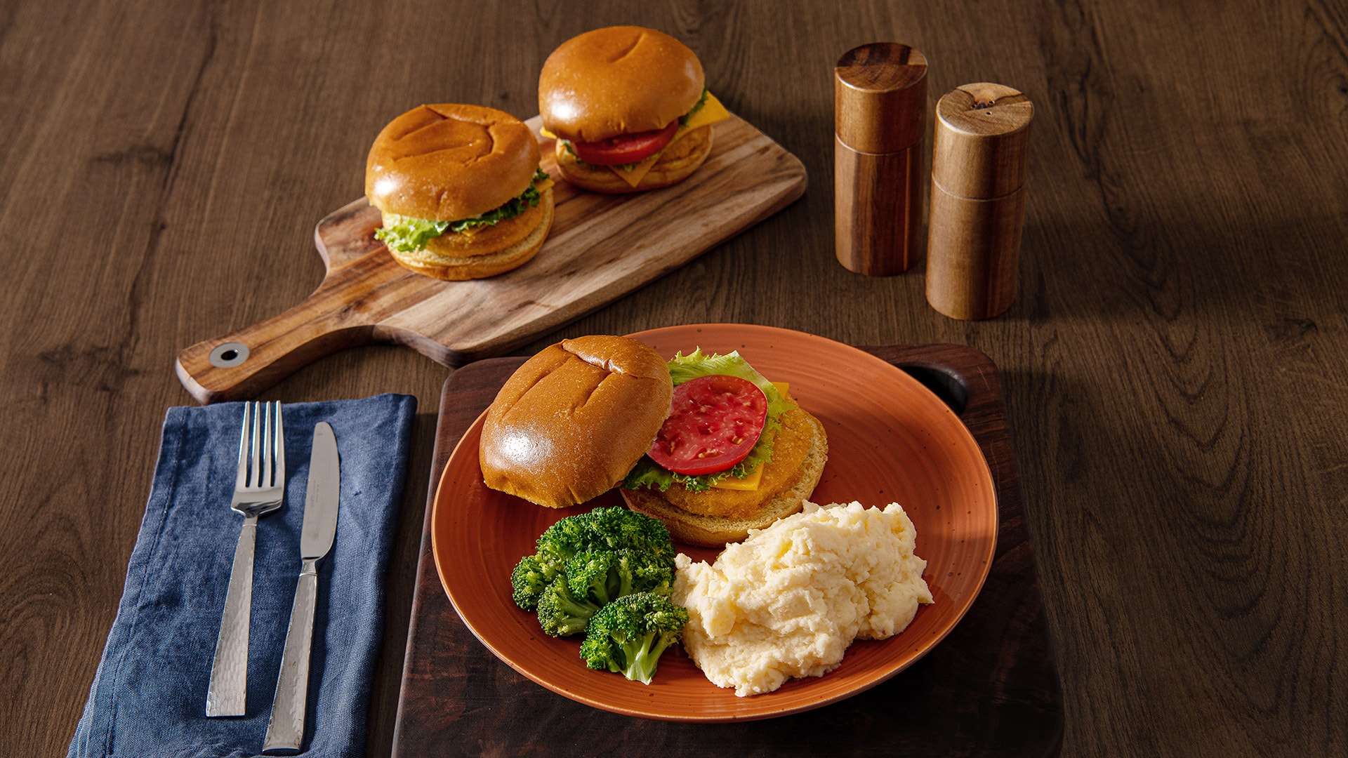 Chicken sandwiches with Idahoan Four Cheese Mashed Potatoes – Featured Image
