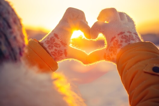suns-rays-heart-hands