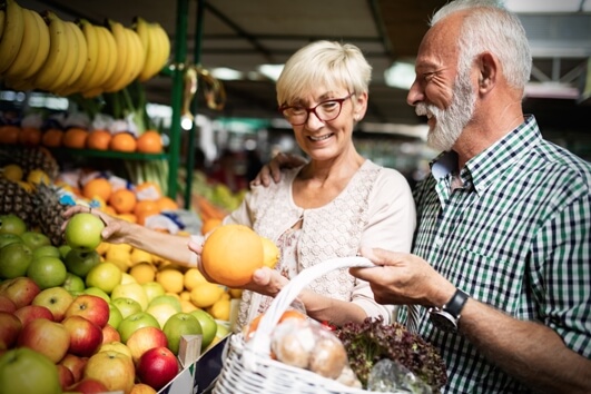 senior-couple-healthy-diet-shopping