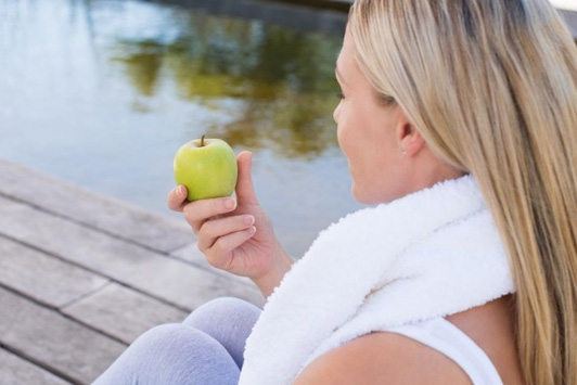 woman eating an apple
