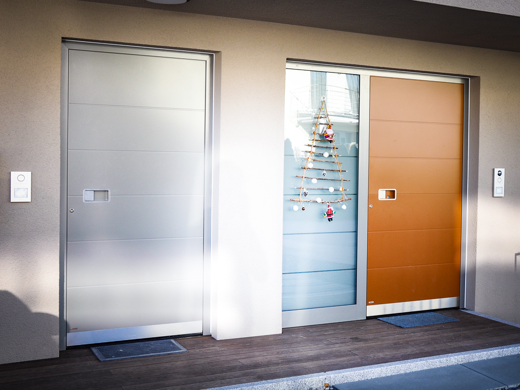 Pirnar Premium Haustür mit Glasseitenteil in RAL 9007 Grau Aluminium und Rostbraun, eingebaut in Ebhausen