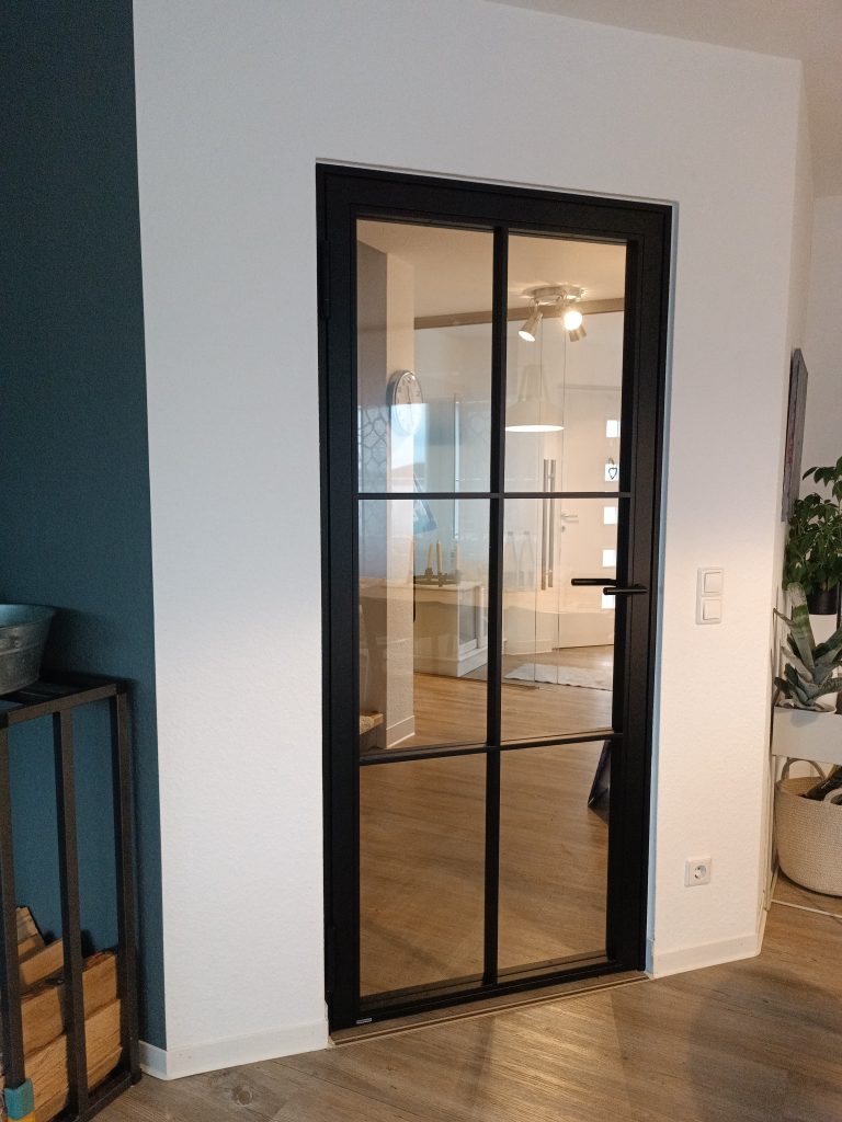 Hörmann Lofttür mit Glaselementen eingebaut in Böblingen