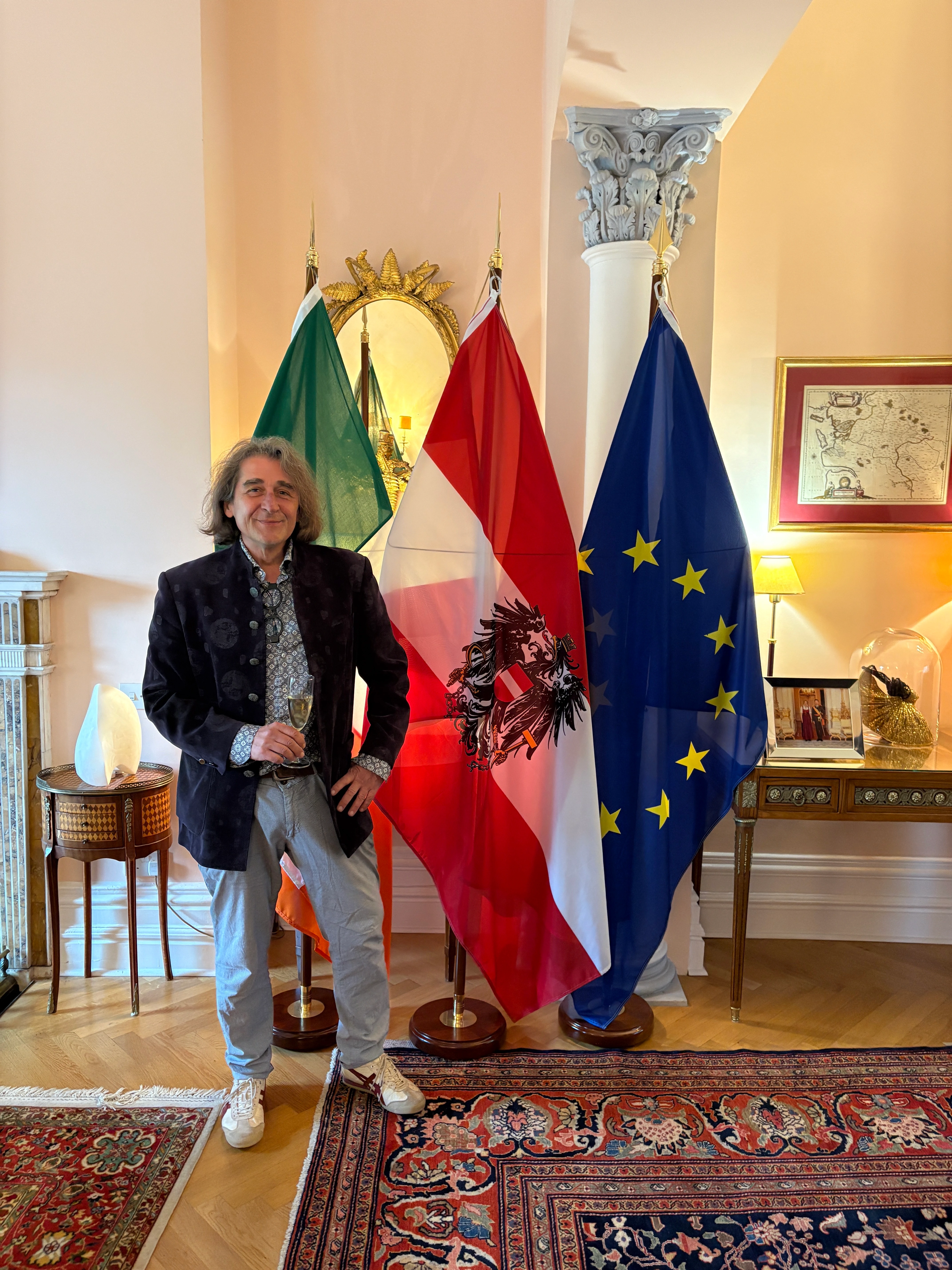 null Österreichische Botschafterin Mag.a Melitta Schubert vor irischen, österreichischen und EU-Flaggen