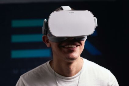 Quelle est l’approche de Saint-Gobain et Allianz France quant au déploiement de la solution VR Uptale ?
