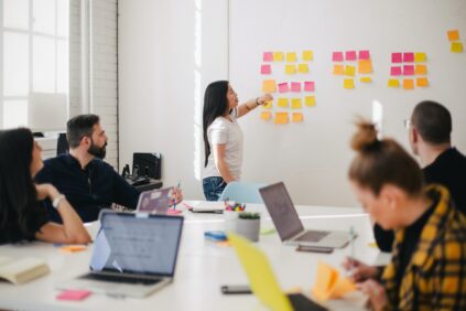 Quelle stratégie ont décidé d’adopter Fnac-Darty et Schneider Electric quant à leur intégration de la VR dans leurs formations ?