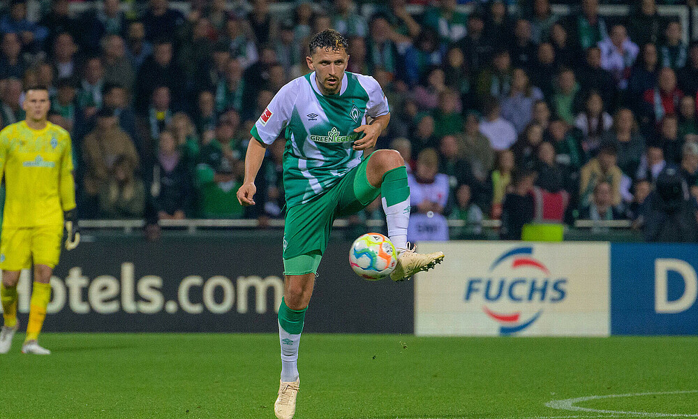 null Milos Veljkovic nimmt einen Ball mit dem linken Fuß aus der Luft an.