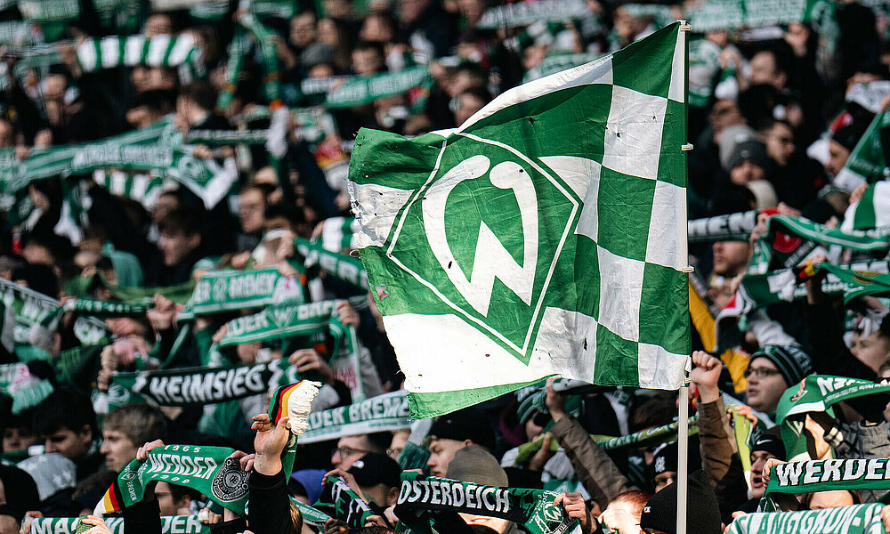 Fahnen und Schals aus dem Fanblock bei einem Heimspiel.