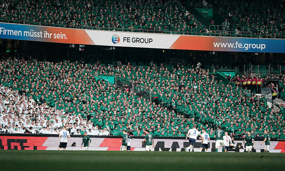 FE Group-Werbebande unter dem Oberrang des Weserstadion