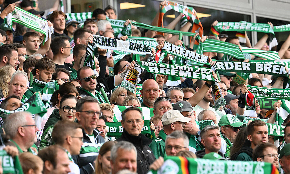 Fans halten ihre Schals hoch