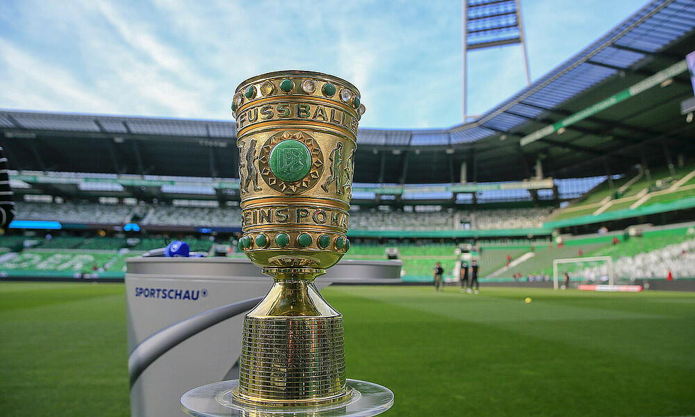 Der DFB-Pokal auf einem Podest im Weserstadion