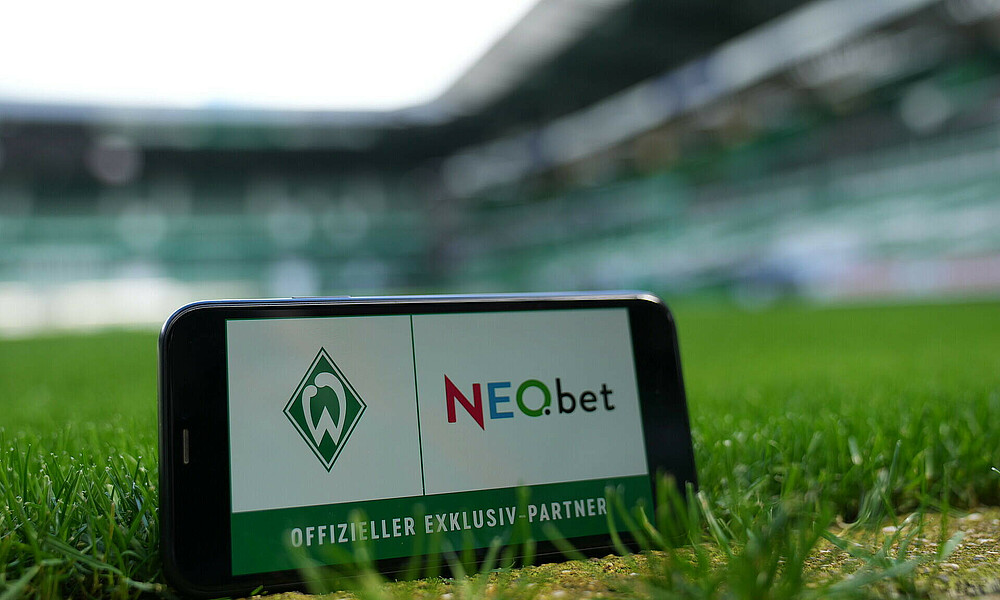 null Ein Handy mit dem Logo von Werder Bremen und NEO.bet