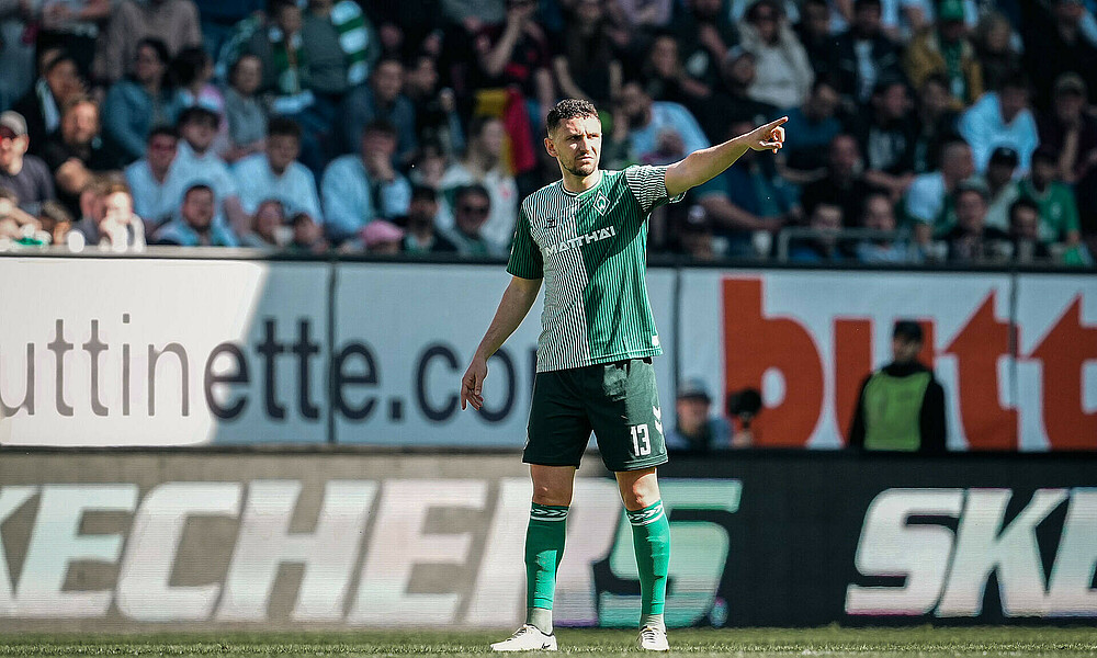 Milos Veljkovic im Werder-Trikot auf dem Platz. 